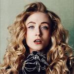 Janet Devlin se dévoile sous un jour inédit avec le très envoûtant Move A Muscle