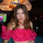 La tornade hyper-pop et la complicité féminine de Lily Pierce avec 20, Pretty