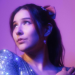 Titre du jour : L&rsquo;éclat dansant et la mélancolie hybride d&rsquo;Izzy Spring avec You&rsquo;re Everything Without Me