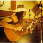 L’élégance intemporelle de Hunter Watts rayonne dans la complainte folk-country I’m Lost Without You
