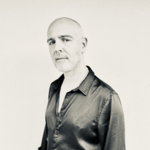 Gregory Douglass touche en plein cœur avec Bespoke, une ballade chambour-pop élégante et bouleversante