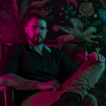DECO-LUXE captive avec la nostalgie synthpop et le charme mélancolique de Habit