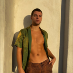 Louis Torre explore les contradictions humaines avec l’élégance Indie Pop de two things