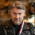 Stephen Webber apporte une bouffee d&rsquo;energie et d’humour avec Here We Go, un hymne country-bluegrass festif