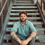 Jeff Toth capture le vertige du temps qui passe dans l&rsquo;hymne Pop Rock et Indie Folk Swept Up