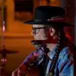 Ezra Vancil nous plonge dans une épopée Folk envoûtante et atemporelle avec Ballad of Young Gray