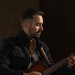 Chris Glyde séduit avec le vibrant et ensoleillé The Music’s Too Loud