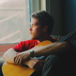 La douceur veloutée d’August Benjamin séduit dans le premier single Surrender
