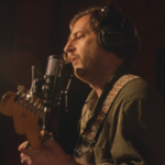 La profondeur ténébreuse d’Eric Mann saisit dans le single What Did Your Father Do to You?