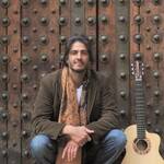 Titre du jour : Seba Reyes enchante avec l&rsquo;énergique et chaleureux Vuelvo hacia el mar