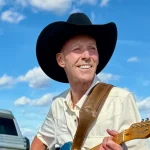 Jimi Young livre une dose de country moderne et entraînante avec Drinking About You