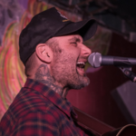 Jordan Rome insuffle une énergie rockabilly survoltée dans Cutthroat