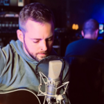David Howls livre un aveu rock poignant et cathartique avec The Great Deception