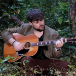 Heath Church livre une balade indie folk envoûtante et nocturne avec Dark and Sad