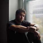 August Benjamin rend hommage à sa grand-mère avec le single folk rock et americana Rose Marie