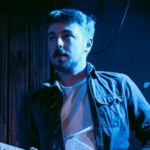 Mark Duggan explore les fantômes du passé et l’introspection folk avec le single Hold That Ghost Down