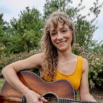 Stevie Nicole offre un hymne à la vulnérabilité et au lâcher-prise avec le single indie pop Stay Strong